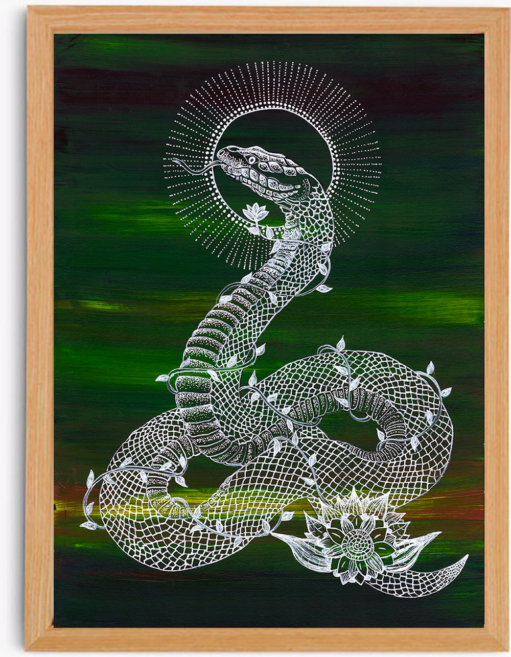 Ilustrace hada z edice Archetypy zvířat. Bílá detailní kresba hadího těla obtáčeného jemnými lístky vystupuje na zeleno-tmavém pozadí. Nad hlavou hada září kruhová svatozář tvořená drobnými tečkami a u ocasu je umístěn květ s měsíčním symbolem.