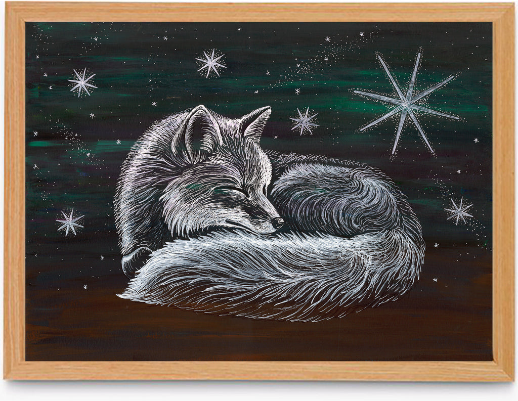 Autorská ilustrace spící lišky obklopené hvězdami na tmavé noční obloze, umístěná v přírodním dřevěném rámu.