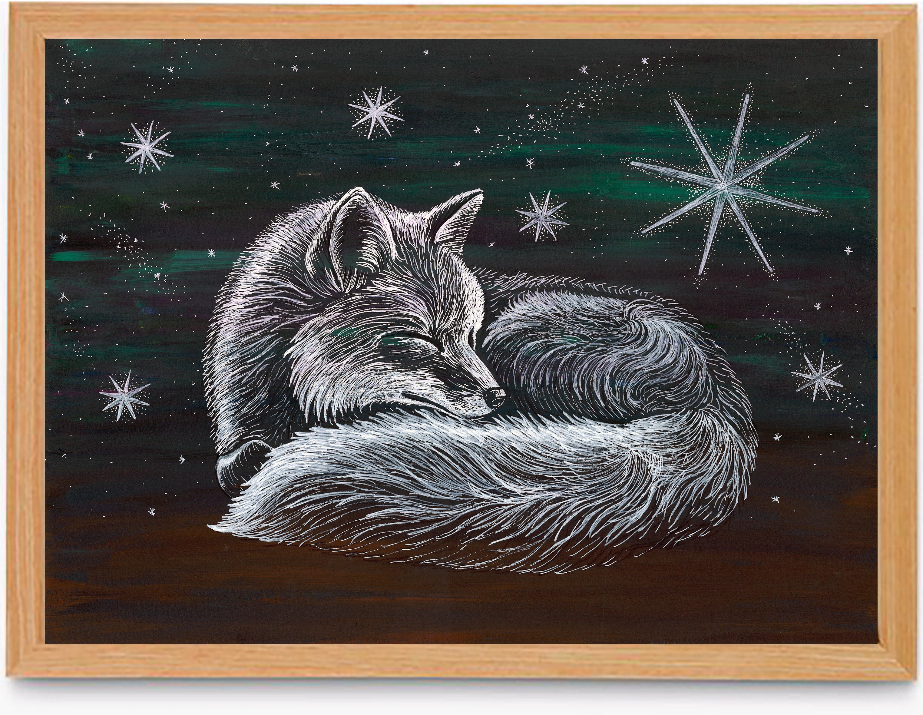 Autorská ilustrace spící lišky obklopené hvězdami na tmavé noční obloze, umístěná v přírodním dřevěném rámu.