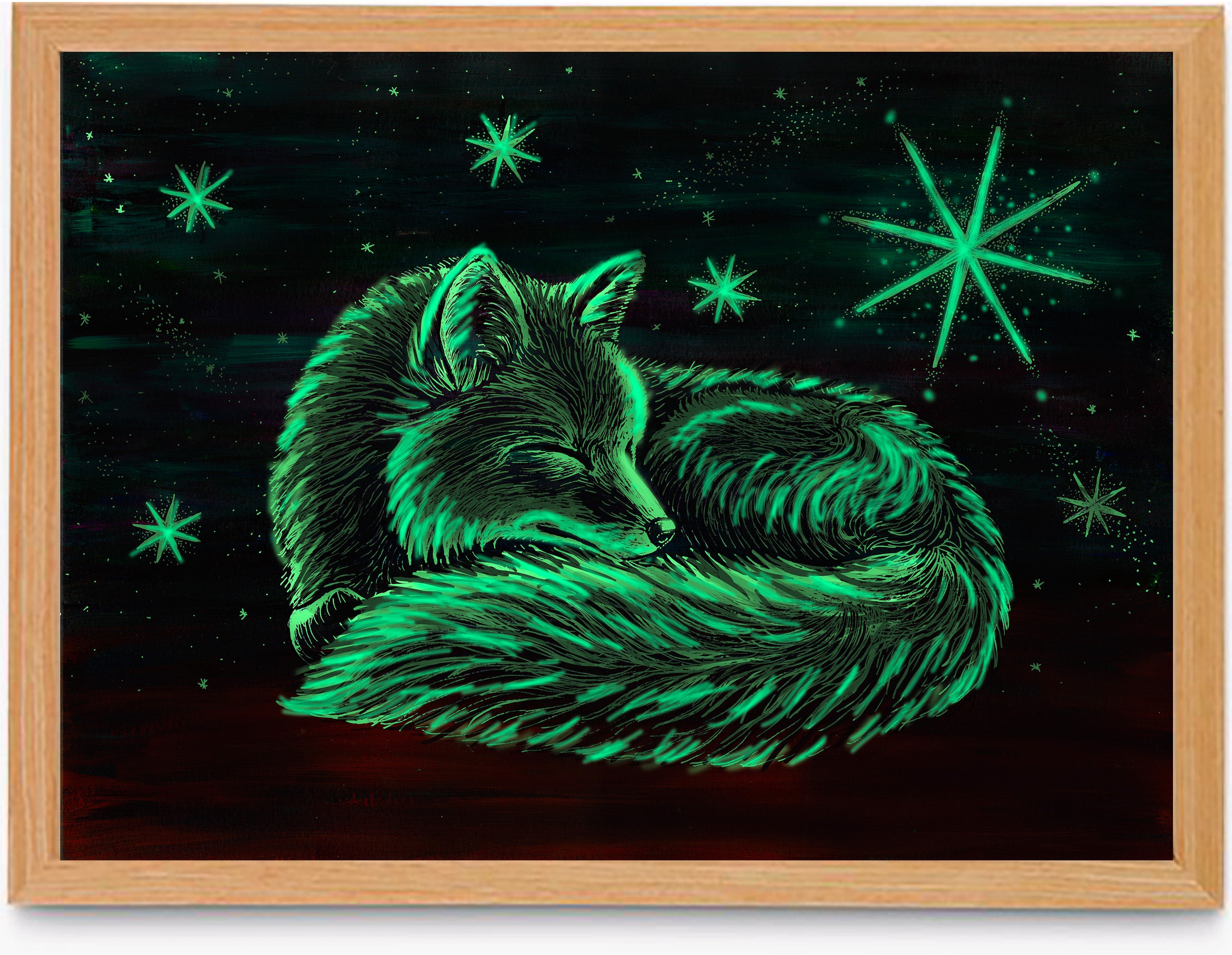 Svítící autorská ilustrace spící lišky, která ve tmě září zeleným glow efektem, obklopená hvězdami a umístěná v dřevěném rámu.