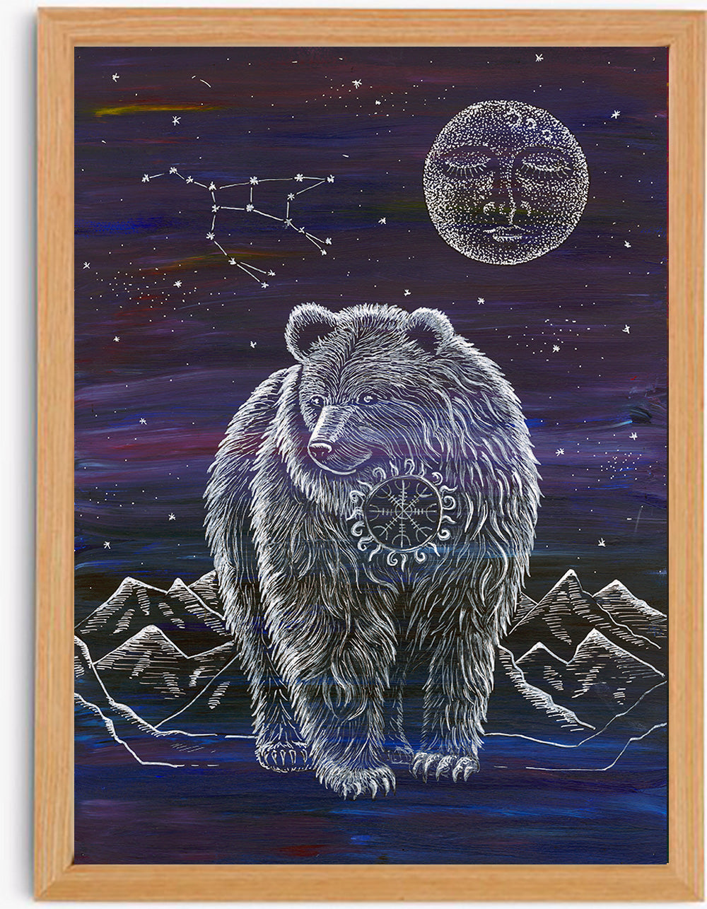 Ilustrace medvěda z limitované edice Archetypy zvířat. Bílá kresba medvěda na temném nočním pozadí s horami, hvězdami a souhvězdím medvěda, doplněná o symbol na hrudi a detailně zdobený měsíc. Ruční svítící prvek vytváří jemný zářivý efekt.