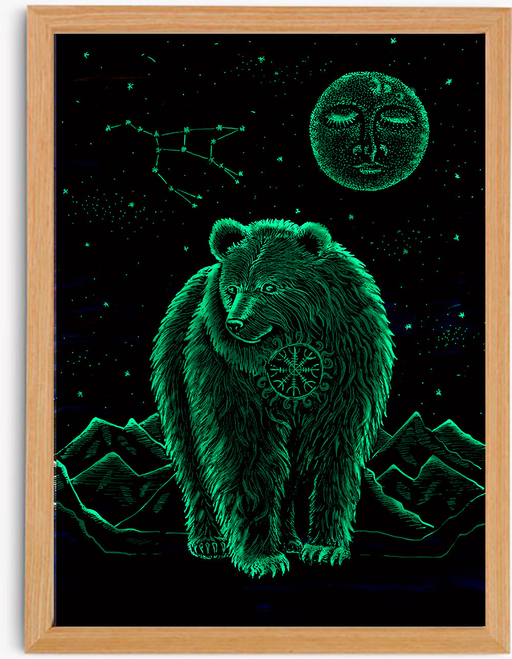 Noční verze ilustrace medvěda z edice Archetypy zvířat. Medvěd i detaily krajiny, hvězd a měsíce září zeleným svítivým efektem ve tmě, vynikají na černém pozadí a vytvářejí mystickou atmosféru.