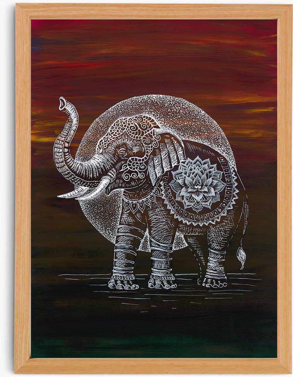 Autorská ilustrace slona s mandalovým zdobením na tmavém pozadí západu slunce, umístěná v přírodním dřevěném rámu.