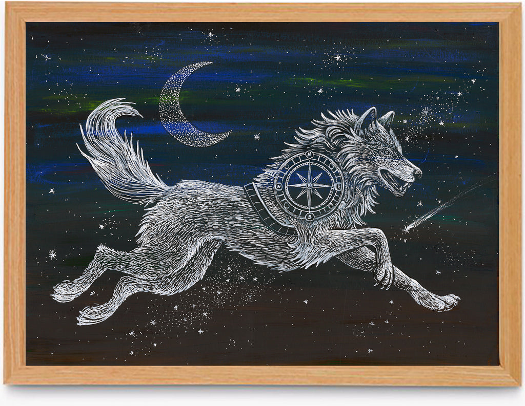 Autorská ilustrace běžícího vlka s kompasem na hrudi na noční obloze, doplněná měsícem a hvězdami, v dřevěném rámu.