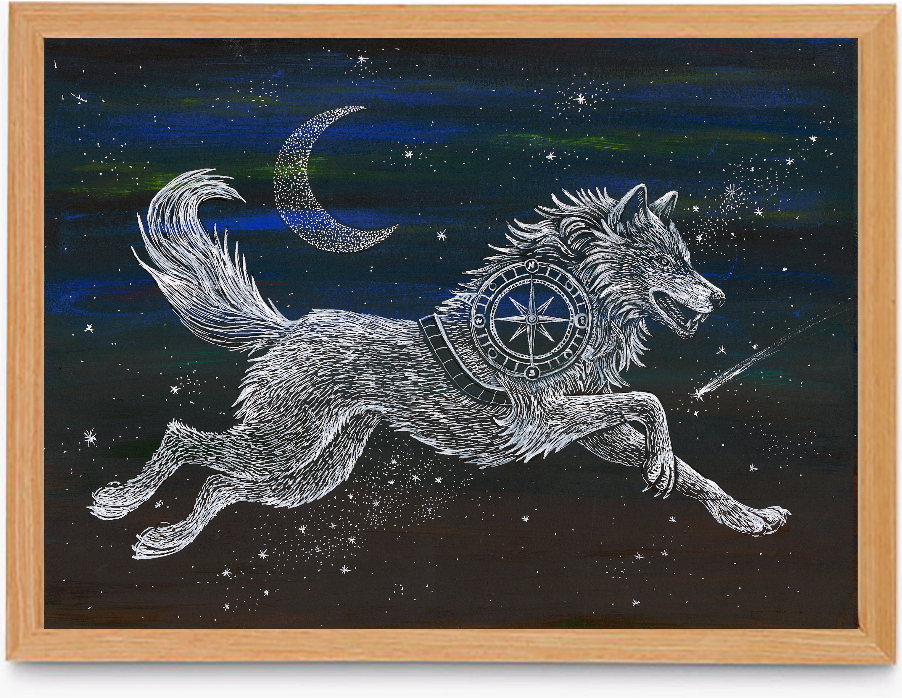 Autorská ilustrace běžícího vlka s kompasem na hrudi na noční obloze, doplněná měsícem a hvězdami, v dřevěném rámu.