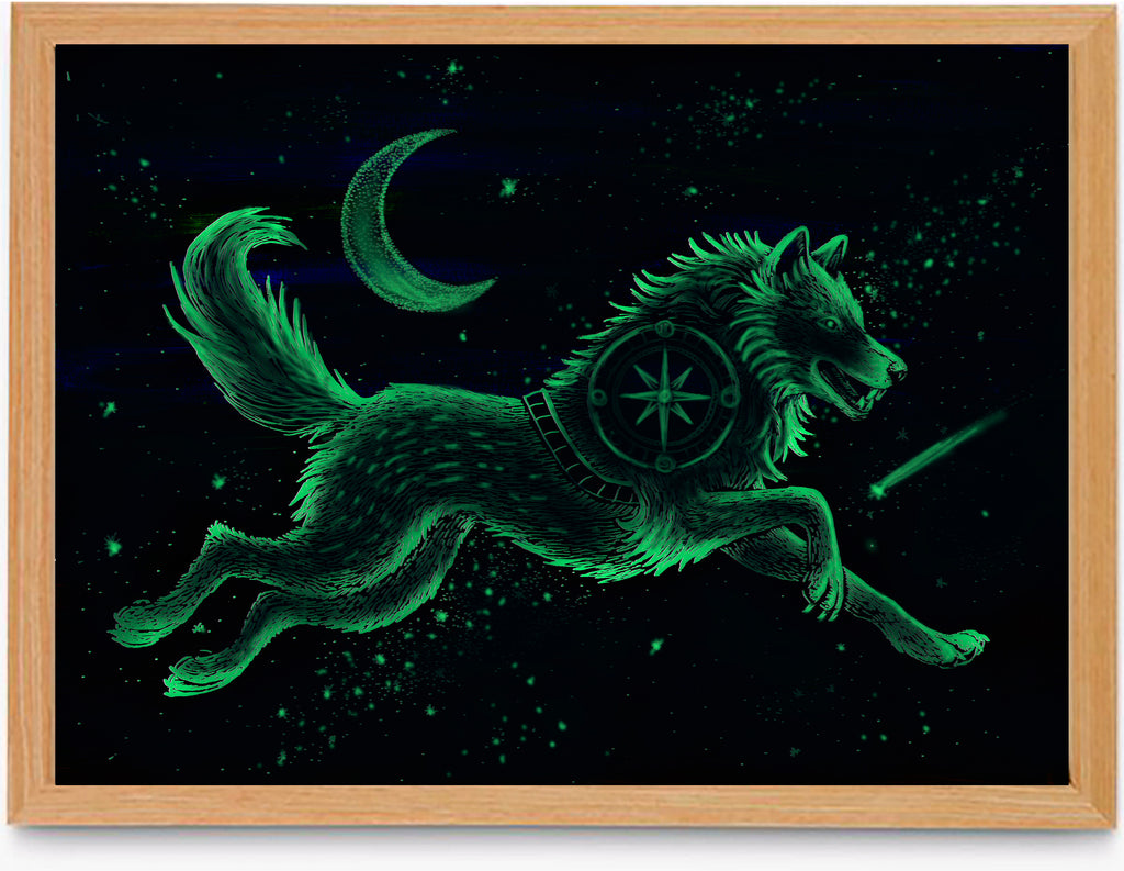 Svítící autorská ilustrace běžícího vlka s kompasem na hrudi, zářící zeleným glow efektem na noční obloze, v dřevěném rámu.