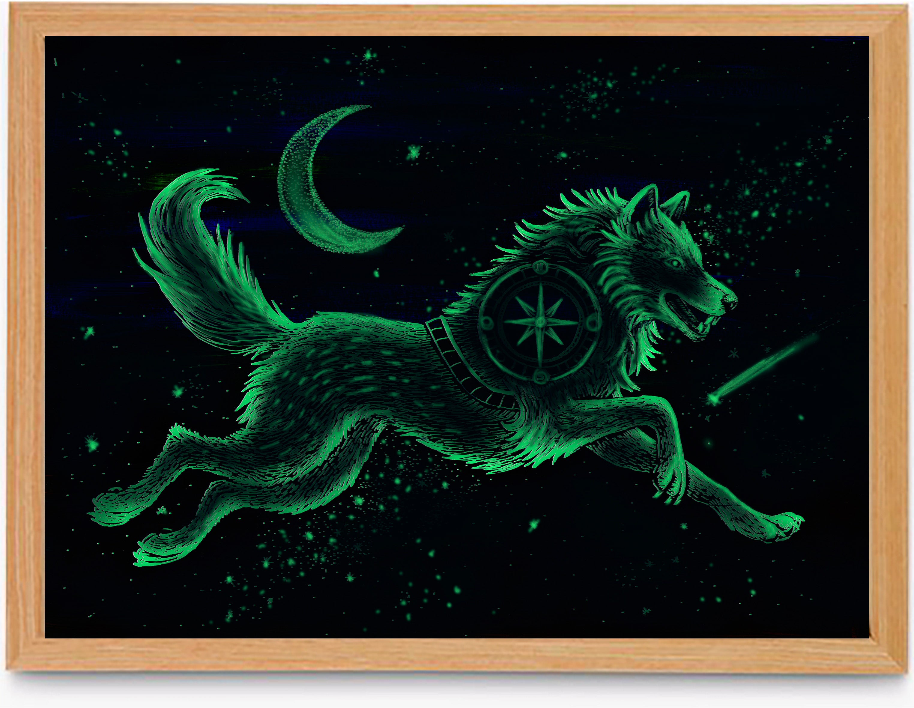 Svítící autorská ilustrace běžícího vlka s kompasem na hrudi, zářící zeleným glow efektem na noční obloze, v dřevěném rámu.